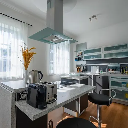 Victoria By Landluft