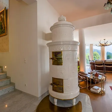 Victoria By Landluft *