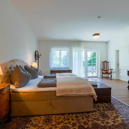 Victoria By Landluft *