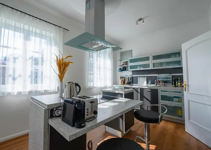 Victoria By Landluft